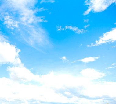 Bulutsal arkaplan ile mavi gökyüzü