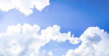 Bulutlu mavi gökyüzü