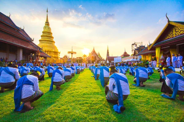 Traditioneller Tanz Nordthailands Jungen Mädchen Einen Tanz Geben Dies Ist — Stockfoto