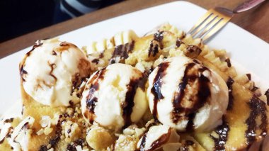 Dondurma ballı tost tahtada 