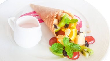 Dondurma külahında meyve salatası..