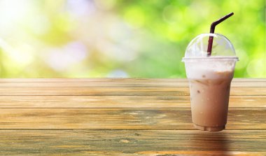 Wood 'da buzlu kahve, sabah güneş ışığı....