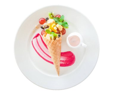 Dondurma külahında meyve salatası..