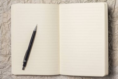  Kağıt üzerinde kitap ve kalem, buruşuk klasik ton.