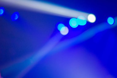 Bokeh barın içindeki ışıkları bulanıklaştırdı..