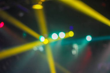 Bokeh barın içindeki ışıkları bulanıklaştırdı..