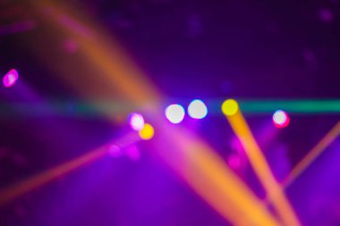 Bokeh barın içindeki ışıkları bulanıklaştırdı..