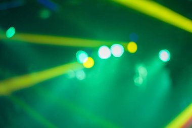 Bokeh barın içindeki ışıkları bulanıklaştırdı..