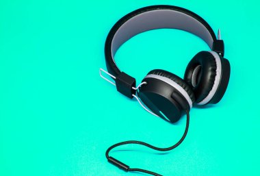 Mavi arkaplanda kulaklık