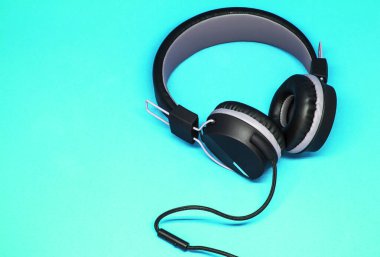 Mavi arkaplanda kulaklık