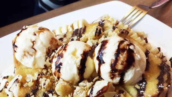 Dondurma ballı tost tahtada 