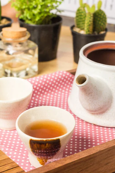 热茶放在茶壶里 放在木制仙人掌的健康菜单上 — 图库照片