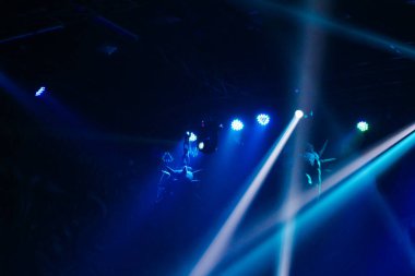 Bokeh barın içindeki ışıkları bulanıklaştırdı..