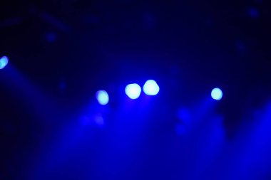 Bokeh barın içindeki ışıkları bulanıklaştırdı..