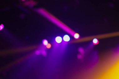 Bokeh barın içindeki ışıkları bulanıklaştırdı..