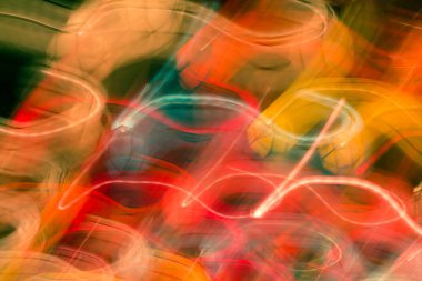 Geceleyin hareket ışıkları soyut arkaplan bokeh.