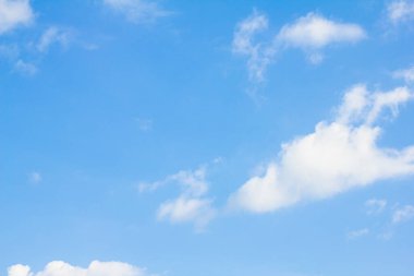 Bulutlu mavi gökyüzü