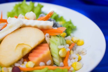 Tabakta meyve salatası.