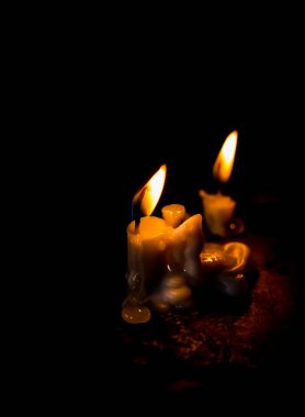 Mumlar koyu arkaplanda.