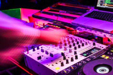DJ 'ler, turntable tabloları karıştırıcı gece partisi pub Motion soyut arka plan bulanıklığıdır.