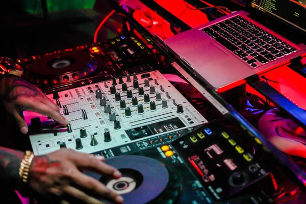 Sötét Lemezjátszók Lemez Mixer Éjszakai Party Pub Motion Elmosódott Elvont — Stock Fotó