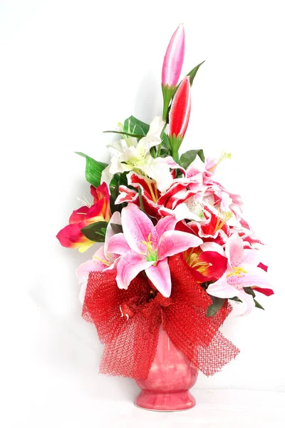 Falska Blommor Och Vaser Isolerad Vit Bakgrund — Stockfoto