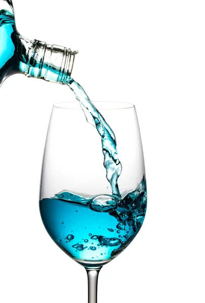 Mavi Şarap Döküldü Izole Edilmiş Beyaz Arka Plan — Stok fotoğraf