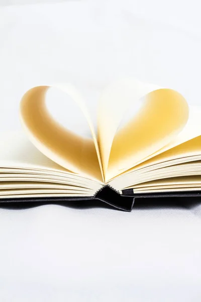 Schließen Sie Das Buch Mit Einem Herzen Liebe — Stockfoto