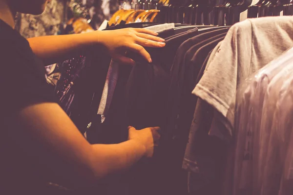 Mãos Estão Escolhendo Roupas — Fotografia de Stock