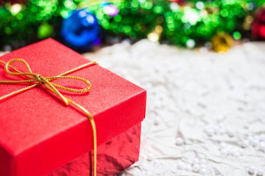 Hediye kutuları ve kırmızı zil renkli uzay nesnesi tatili kavramı 