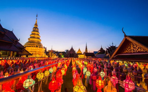 Festival Faroles Fondo Wat Phra Hariphunchai Lamphun Tailandia — Foto de Stock