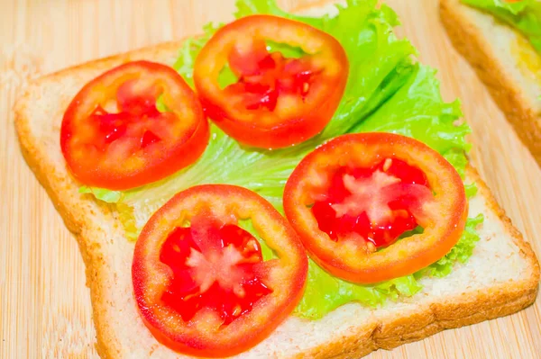 Бутерброд Салатом Помідорами Дровах — стокове фото