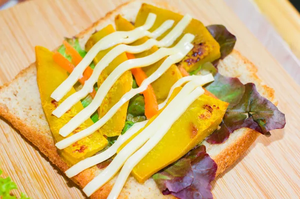 Бутерброди Сиром Гарбузом Салат Дровах — стокове фото