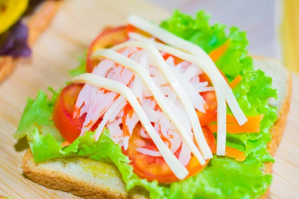 Panino Con Lattuga Bastoncini Granchio Formaggio Sul Legno — Foto Stock