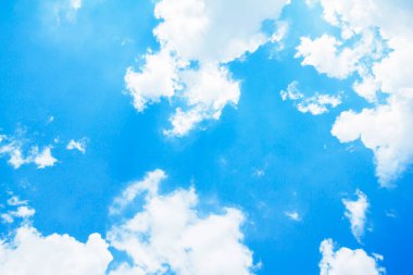 Bulutlu mavi gökyüzü