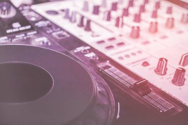 Turntabletizm piknik tabağı karıştırıcı gece partisi barı hafif gün batımı arka planı.