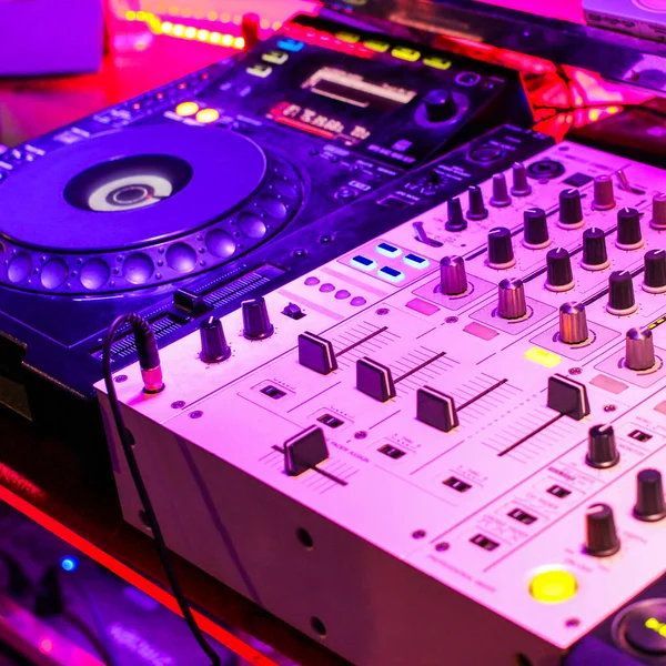 Turntables Plate Mixer Night Party Pubclose Background — 图库照片