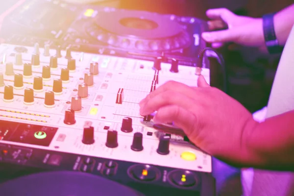 Lemezjátszók Lemez Mixer Éjszakai Party Pub Motion Elmosódott Fény Naplemente — Stock Fotó