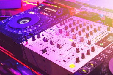 Turntabletizm piknik tabağı karıştırıcı gece partisi barı hafif gün batımı arka planı.