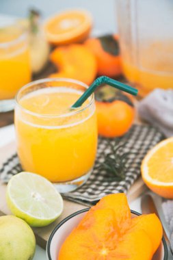 Bardakta hurma suyu ve her yerde portakal dilimleri ve blender var..