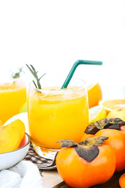 Persimmonsap Een Glas Zijn Sinaasappelschijfjes Geïsoleerde Witte Achtergrond Gezonde Drank — Stockfoto