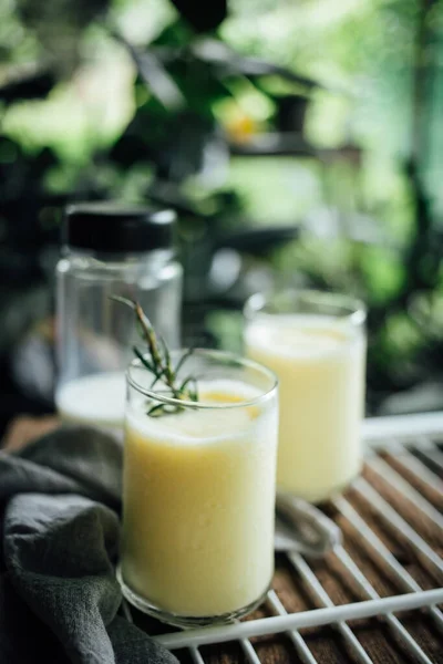 Smoothie Suco Milho Rack Branco Colocado Madeira Planta Pano Fundo — Fotografia de Stock
