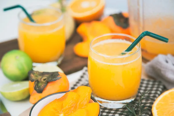Persimmonsap Een Glas Zijn Sinaasappelschijfjes Een Blender Rondom — Stockfoto