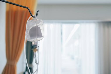 Antibiyotik kavanozu. Damar yolu çözeltisi, kan akupunkturu böceklerin ya da zehirli hayvanların soktuğu bir hastaya damardan antibiyotik verir. Hazırlık