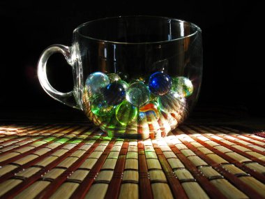 Bardakta cam toplar.