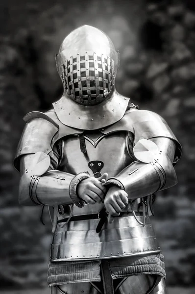 中世の戦士は相手を待っている — ストック写真