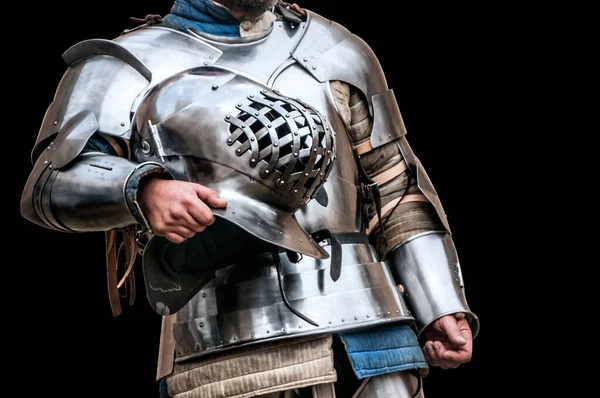兜を手にした中世の戦士 — ストック写真