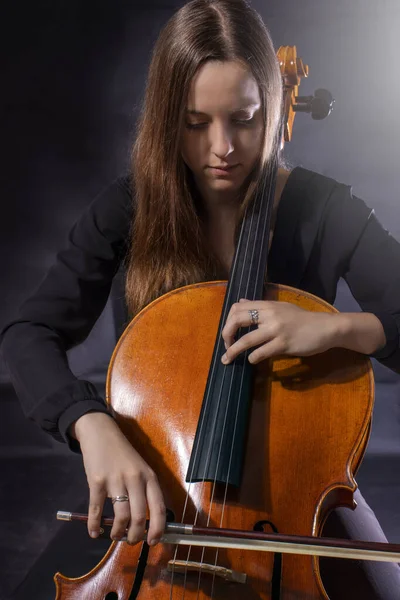 Hermosa Chica Violonchelista Jugando Sonata —  Fotos de Stock