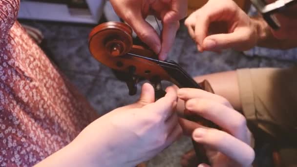 Violinista Profesional Reparando Violín — Vídeos de Stock