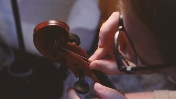 Violinista Profesional Reparando Violín — Vídeos de Stock